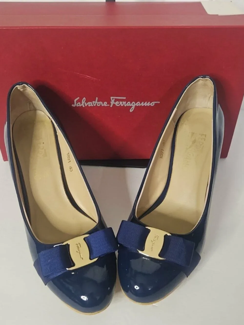 Salvatore Ferragamo Navy Patent Vara Bow Pumps Size 40 w/ Box